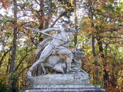 Парк - иллюстрация к мифологическим и героическим сказаниям. Статуи и фигуры фонтанов изображают каких-то героев. К сожалению, подписей к ним нет.