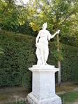 античные фигуры украшают парк Версальского дворца