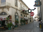 За месяц до Рождества улочки Лимасола уже наряжены к празднику, а в магазинах полно рождественской сувенирки