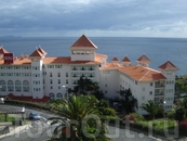 Вид с террасы апартаментов на отель Riu, на горизонте виднеется остров с песочными пляжами и каждое утро курсируют океанские лайнеры.