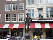 Скульптура" Мальчик с красной бабочкой" на улице города.
