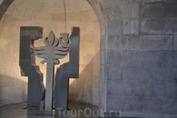Цицернакаберд, памятник жертвам геноцида армян 
Экспозиция содержит документы и фотографии, раскрывающие историю подготовки и осуществления правящими ...