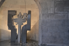 Цицернакаберд, памятник жертвам геноцида армян 
Экспозиция содержит документы и фотографии, раскрывающие историю подготовки и осуществления правящими ...