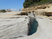 Узенький канал между невысокими песчаными скалами.