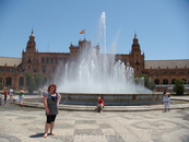Здесь в 1929 году, состоялась Иберо-Американская выставка. Широкая аллея ведет к внушительной площади Испании, на которой и сейчас стоит испанский павильон ...