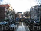 По статистике в Амстердаме одна машина в неделю ныряет в воду =)
