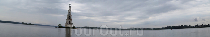 Панорама Калязина. В районе центра затопленная колокольня, за ней, правее кусочек района Свистуха