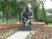 Мой любимый памятник в Оренбурге - поэту Мусе Джалилю. Сейчас вокруг него цветник разбили, а раньше он просто на травянистом пригорке сидел. Так просто ...