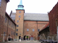 Сейчас, кроме музеев,на территории крепости также расположены здания Министерства обороны Норвегии.