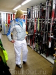 аренда 
стандартного комплекта (лыжи ботинки палки) - 19 евро в день
серебрянного комплекта 23 евро в день