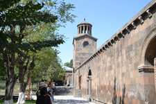 Армянская церковь - близка к православной, но влияние католицизма в ней очень заметно. Например, стены в армянских храмах украшают не иконы, а картины. Службу сопровождает орган. Заимствованы у католи