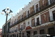 Каса-де-лос-Муньекос. Фасад Дома Кукол, построенного для мэра в 18в., покрыт красными декоративными изразцами. На некоторых панелях изображены танцующие ...