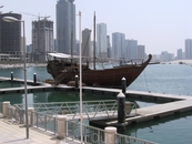 Старинный кораблик, или скорее лодка возле морского музея и аквариума.