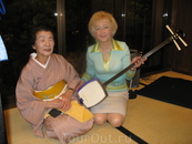 Эта интеллигентная японская дама аккомпанировала танцу с веером на сямисене (японская лютня)
