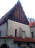 Староновая синагога – это самая древняя сохранившаяся синагога в центральной Европе. Ее зубчатый кирпичный фронтон образует характерный силуэт. По внешнему ...