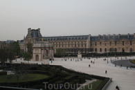 Вид на площадь и арку Карузель из окон Лувра.