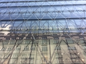 Это современное здание на удивление прекрасно вписалось в ансамбль площади