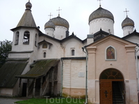 Вход  в  церковь Филиппа  Апостола  и Николая  Чудотворца.