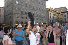 Площадь Синьорий.В центре,с веером в руках, наша  Франческа,о ней я писала выше. В Римский  период на месте  площади был театр,позднее здесь  построили ...