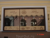 а это витрина кафе, в советские времена бывшего самым культовым в Таллинне. Сейчас это кафе от фабрики Калев.