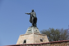 Оахака - родной город Бенито Хуареса. На вершине горы установлен памятник первому индейскому президенту Мексики.