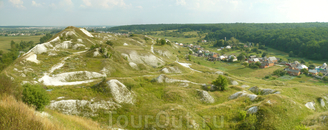 Вид на селище и современное село Крапивное с севера.