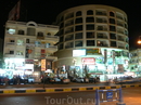 Ночная улица Хургады против отеля.