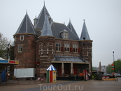 Синт Антониспорт или Ворота Св. Антония - единственные городские ворота, дошедшие до наших дней. Они служили восточным выходом из Амстердама, когда он ...