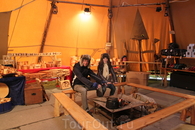 Прямо внутри большого шатра с сувенирами горит костёр, а на нём варится традиционный рыбный суп, который можно попробовать!