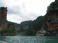 Где-то между Ao Nang и Ao Railay (расстояние мизерное - минут 10 на лодке)