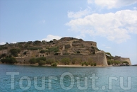 Остров-крепость Спиналонга. Была обнесена стенами венецианцами в 1579 году.