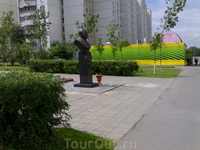 Памятник Милю перед вертолётом
