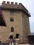 Мощные стены башни Соломона достигают восьмиметровой толщины. Сейчас она считается  одной из самых высоких и внушительных фортификаций романского стиля, сохранившихся в Центральной Европе.