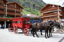 альпийский курорт Церматт - город без автомобилей, разрешены только электромобили, велосипеды.... и лошади :). Такие кареты встречают на вокзале постояльцев ...