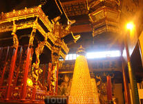Первый зал - Зал Четырех Небесных Стражников со статуей Будды Майтрейи в центре. Майтрейю окружают по бокам два дракона.