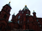 Успенский Собор, главная православная церковь Финляндии. Свободно можно подняться на холм и заглянуть внутрь храма.