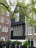 Этот дом тоже находится в Бехайнхофе и он самый старый дом Амстердама, единственное деревянное строение, оставшееся после 1521г. когда было запрещено строить ...
