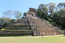  Храм Солнца. Он стоит на четырехярусной пирамиде. Его крышу венчает гребень - массивная каменная плита. Внутри сохранились иероглифы и гипсовые фризы.