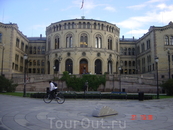 Стуртинг (парламент). Построен в 1857-66 гг. и символизирует прежде всего обретение свободы и независимости страной (после выхода из союза с Данией). Летом ...