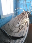 Лодка с разными принадлежностями: сети, рюси, подсачек, весло, якорь.
