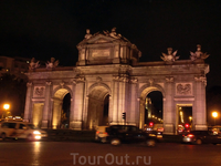 Puerta de Alcalá - знаменитые ворота. Они разные с двух сторон, легенду об этом я писала в прошлом своем отчете о Мадриде.