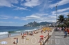 Солнечный пляж Ипанема в Рио-де-Жанейро