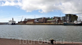 Отель стоит на берегу залива. Отель стоит на берегу залива.