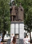 Памятник князю Юрию Всеволодовичу и епископу Симону Суздальскому у Михайло-Архангельского собора