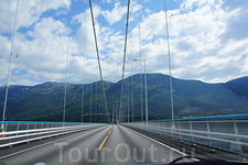 Новый мост на 13-й дороге через Eidfjord. Сразу за ним – та круговая развязка в туннеле, фотография которой была раньше.