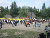 люди разворачивают Украинскый флаг