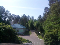 Вид с моего балкона на территорию (впереди административный корпус)