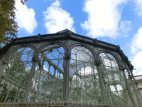 Стеклянный дворец - воздушное волшебство, сделанное в 1887 году из стекла и металла.