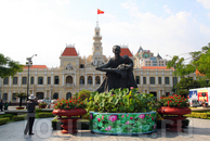 памятник Хо Ши Мину на фоне сайгонской ратуши 