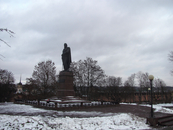 Памятник Кутузову стоит возле Соборного холма.